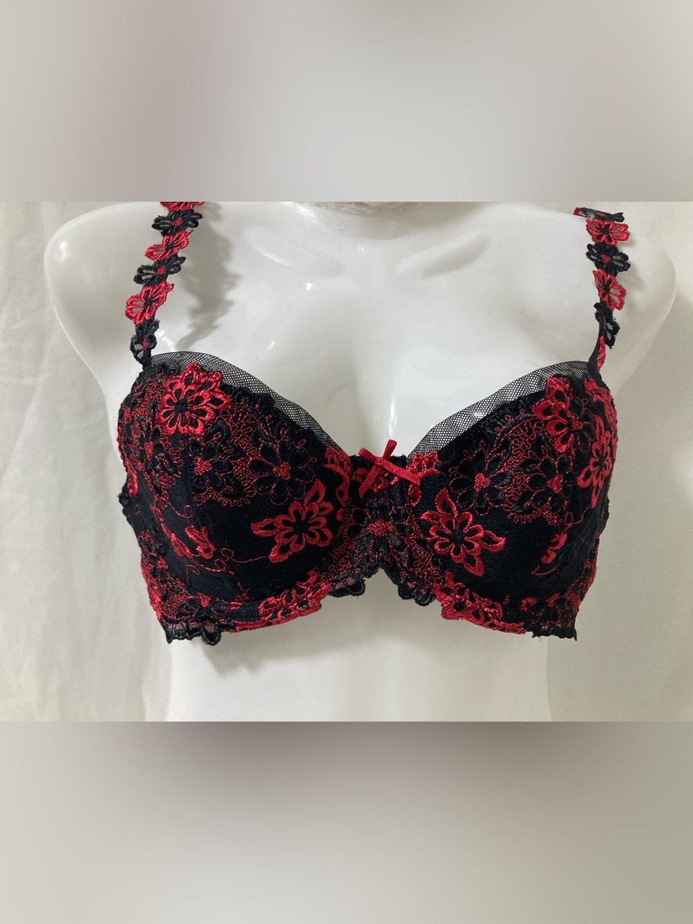 La Vie en Rose Black Red Floral Embroidered Lace Bra 32B/32C